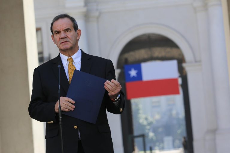 Dimite el ministro de Exteriores chileno por ejercer como secretario general iberoamericano en España