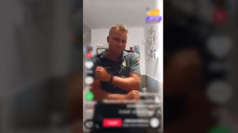 La Guardia Civil denuncia a un hombre por compartir vídeos usando el uniforme oficial