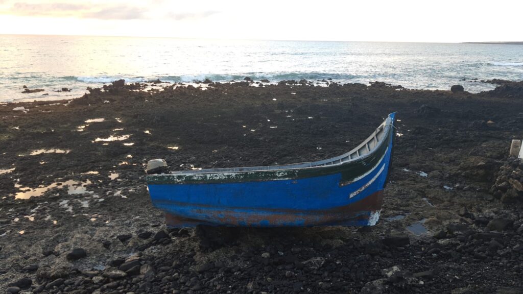 Mauritania rescata 20 cadáveres y 17 supervivientes tras naufragar rumbo a Canarias. Imagen de archivo de una patera abandonada en Lanzarote.