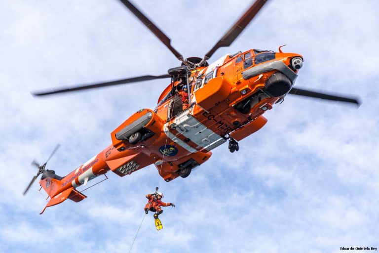 Salvamento busca a 85 km de Canarias a tres personas que saltaron de una patera