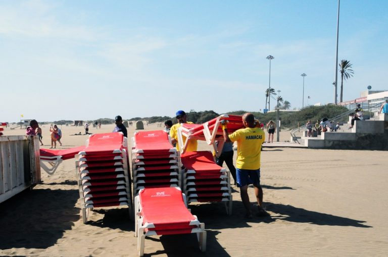 Regresa el servicio de hamacas y sombrillas a las playas de San Bartolomé de Tirajana