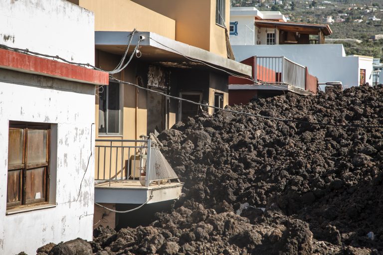 Instalan más de 200 contadores de agua en las zonas afectadas por el volcán
