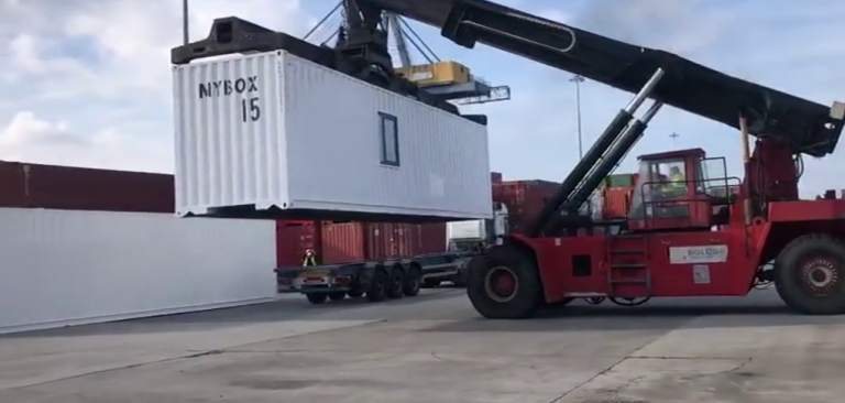 Las primeras casas modulares tipo contenedor ya viajan rumbo a La Palma