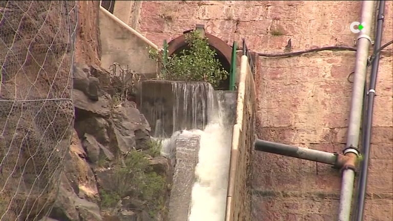 Los trabajos en la presa de Ayagaures permiten salvar 30 litros por segundo del caudal de la fuga