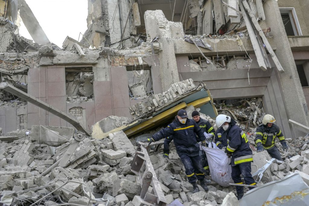 Al menos 12 muertos en un ataque ruso a un edificio oficial en Mikolaiv