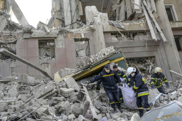 Al menos 12 muertos en un ataque ruso a un edificio oficial en Mikolaiv