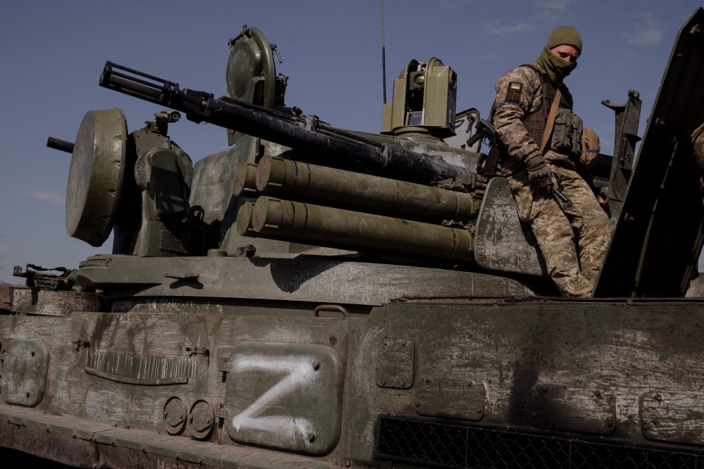 Soldado ucraniano sobre tanque ruso