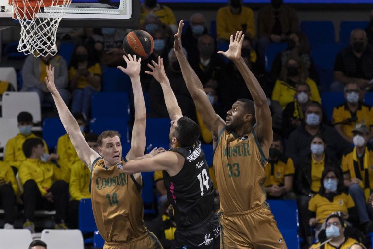 Estoica victoria del Lenovo Tenerife en la prórroga ante el Coosur Betis (99-97)