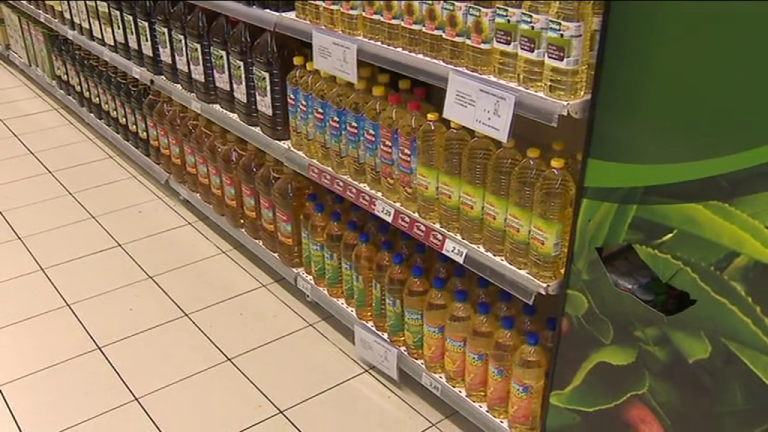 Algunas cadenas de supermercado limitan la compra de aceite de girasol