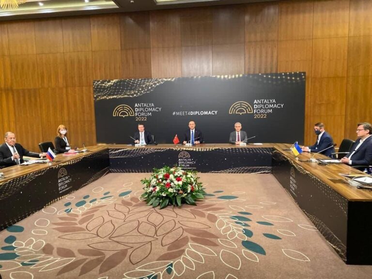 Terminan sin acuerdo las conversaciones en Turquía entre Rusia y Ucrania