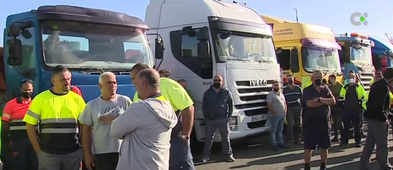 Más de 200 camiones se concentran como protesta en el puerto de La Luz