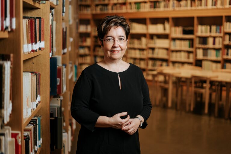 La filóloga Dolores Corbella, primera canaria elegida académica de la RAE
