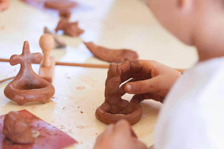 Nueva jornada del taller ‘Ídolos y barro’ de Cueva Pintada para mostrar a las familias el trabajo artesanal de las mujeres indígenas