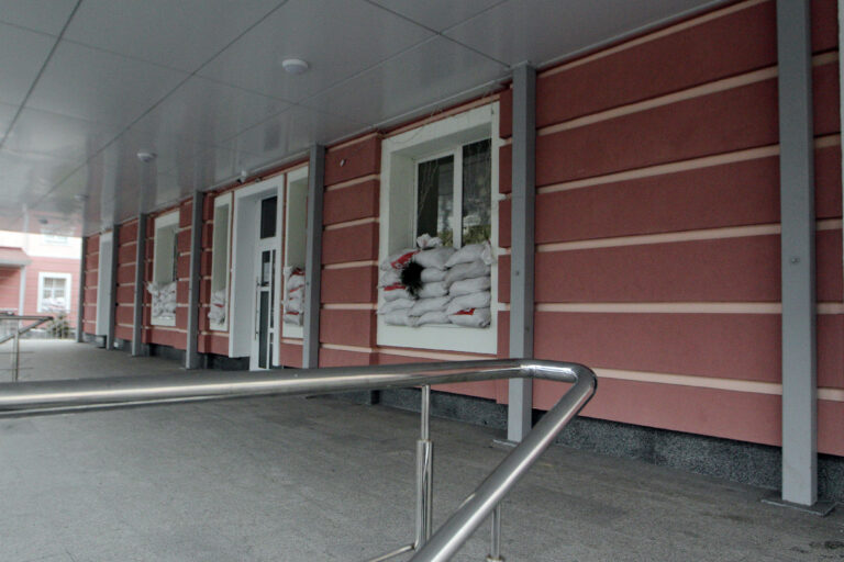 Denuncian un bombardeo ruso contra un hospital abarrotado en Járkov sin víctimas 