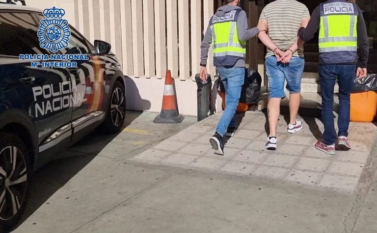 Tres detenidos en Adeje, en Tenerife, por robar tarjetas a turistas y estafar más de 14.000 euros