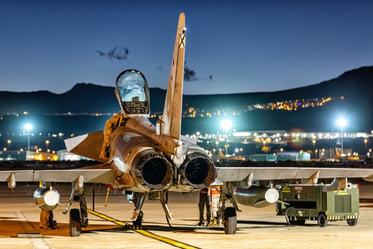 Cazas y Eurofighter se entrenan en Canarias