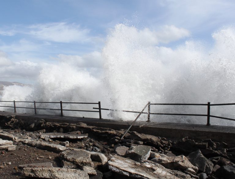Fuerte viento y oleaje en Canarias este lunes