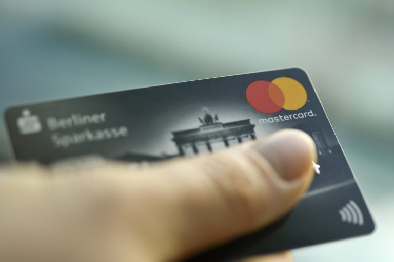 Visa y Mastercard suspenden todas sus operaciones en Rusia