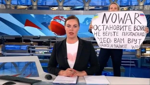 Irrumpe en directo en un informativo de la televisión pública rusa con una pancarta contra la guerra en Ucrania