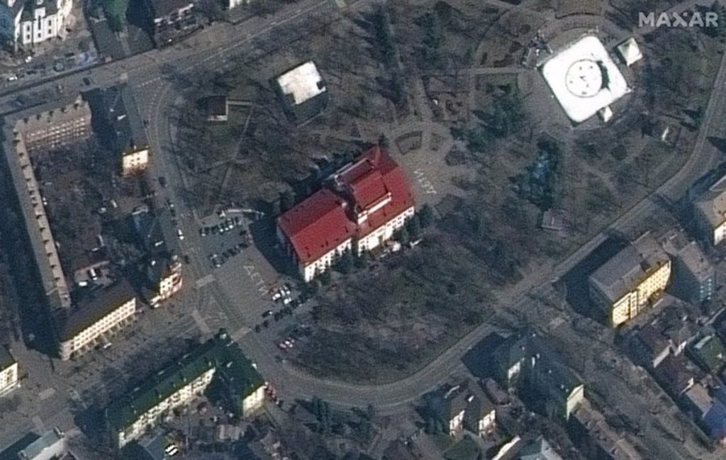 Ucrania confirma 130 rescatados del refugio del teatro de Mariúpol