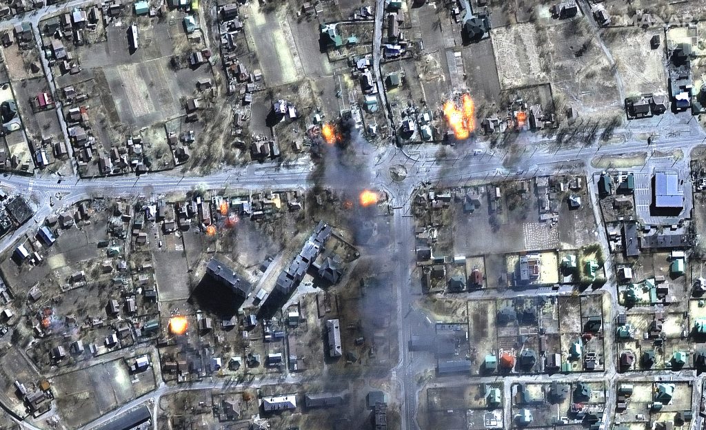 Las fuerzas militares rusas han comenzado el asedio de la ciudad de Chernígov, situada a unos 150 kilómetros al norte de Kiev. La localidad ya no tiene agua corriente y es imposible el acceso para llevar ayuda humanitaria o evacuar a civiles.  Fuentes ucranianas citan en 200 los muertos y 44 los heridos en Chernígov debido a los bombardeos rusos y han alertado de que muchos de los heridos no sobrevivirán si no son evacuados, informa la prensa ucraniana.