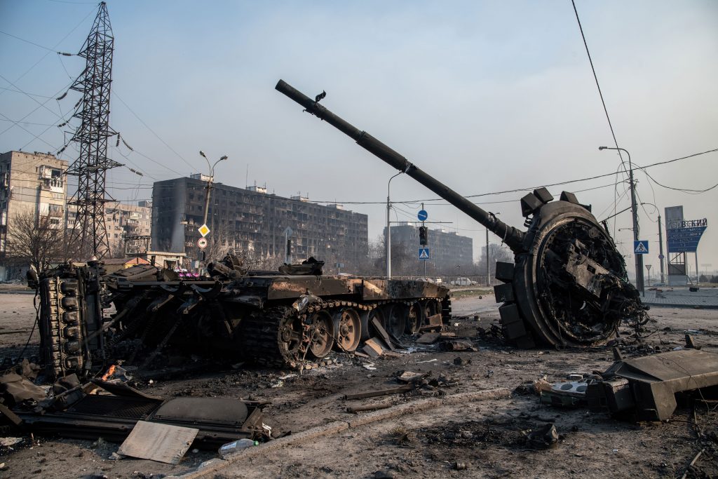 El Ministerio de Defensa de Rusia ha anunciado este viernes que las fuerzas rusas han conseguido bloquear ya la capital de Ucrania, Kiev, según ha hecho saber durante un balance del primer mes de la invasión, que se habría cobrado ya las vidas de 14.000 militares ucranianos y de más de 1.300 efectivos rusos.  "Las pérdidas de las Fuerzas Armadas de Ucrania han ascendido a unos 30.000 efectivos, de los cuales 14.000 han fallecido", ha anunciado este viernes el primer adjunto a la Jefatura del Estado Mayor de las Fuerzas Armadas de Rusia, general Sergei Rudskoi.