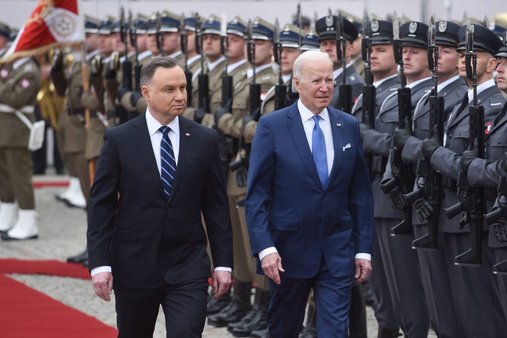 Biden afirma que Putin "no puede seguir en el poder"