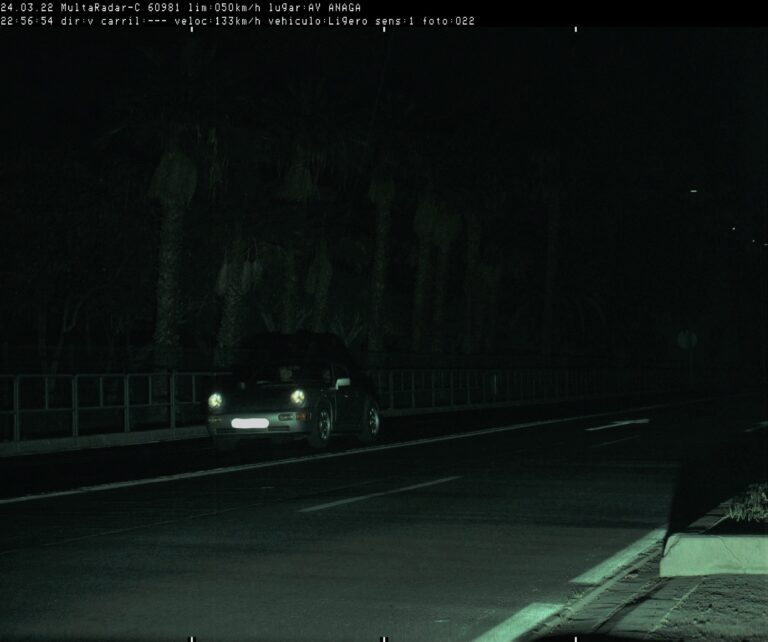 Detectan a un conductor circulando a más de 130 km/h en una vía limitada a 50 km/h