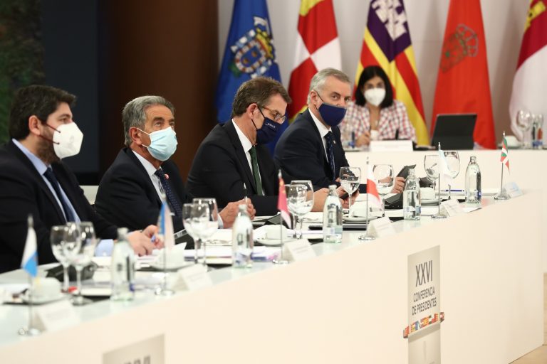 Feijóo insiste en la bajada de impuestos y pide «recursos extra» para la atención a los refugiados