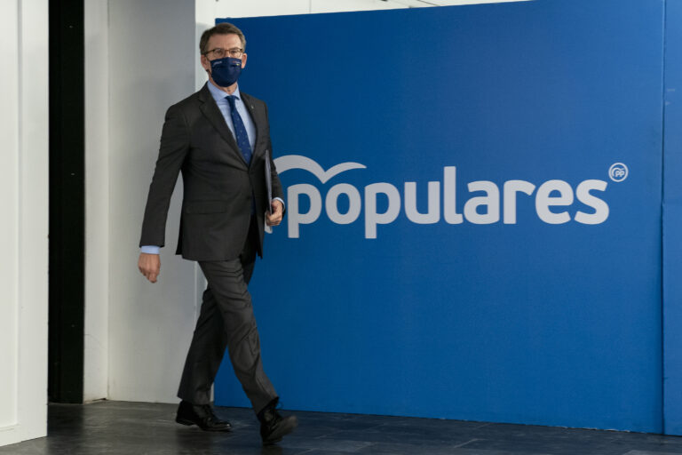 Feijóo formaliza su candidatura para liderar el PP con la presentación de 55.000 avales