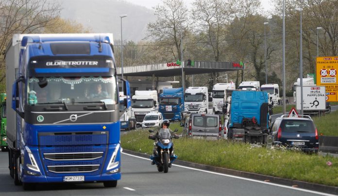 Transportistas canarios decidirán este jueves si secundan el paro