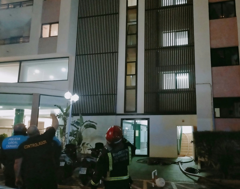 Desalojan unos apartamentos en Playa Paraíso por un incendio