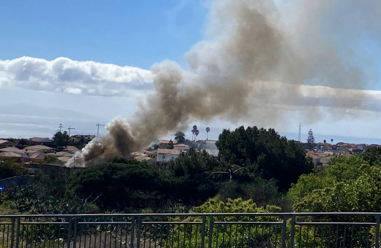 Un herido en el incendio en una vivienda del camino de San Bartolomé de Geneto, en La Laguna