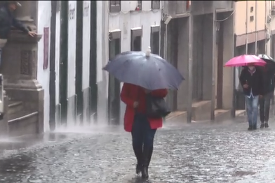 La lluvia y el viento provocan cancelaciones de vuelos y desprendimientos en carreteras