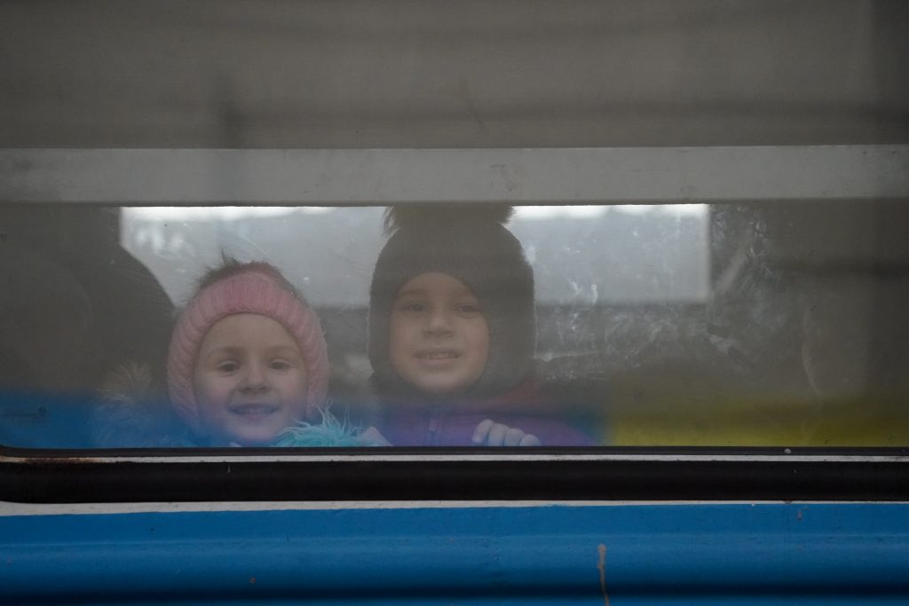 Niños ucranianos en la estación de tren de Leópolis. EP