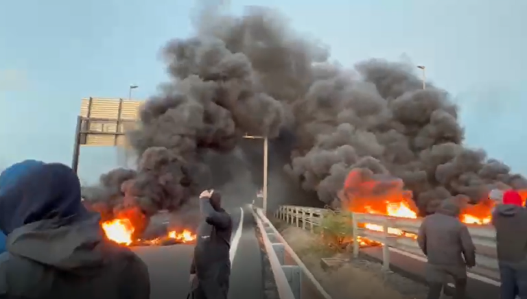 Pescadores cortan acceso al puente de Ayamonte hacia Portugal como protesta