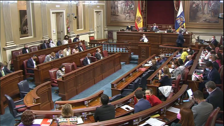 El Pleno del Parlamento debate una posible rebaja del IGIC para combatir la inflación