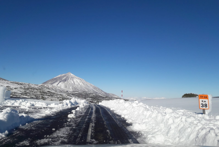 La borrasca remite pero deja en las cumbres un manto blanco