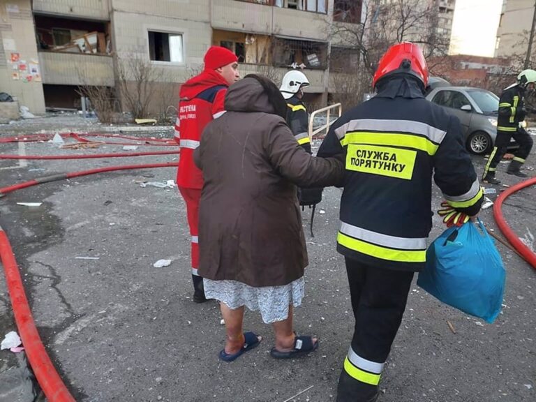 Al menos un muerto y tres heridos tras un bombardeo en un edificio residencial
