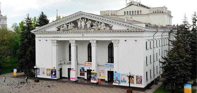 Ucrania denuncia el bombardeo de un teatro en Mariúpol donde se refugiaban cientos de personas