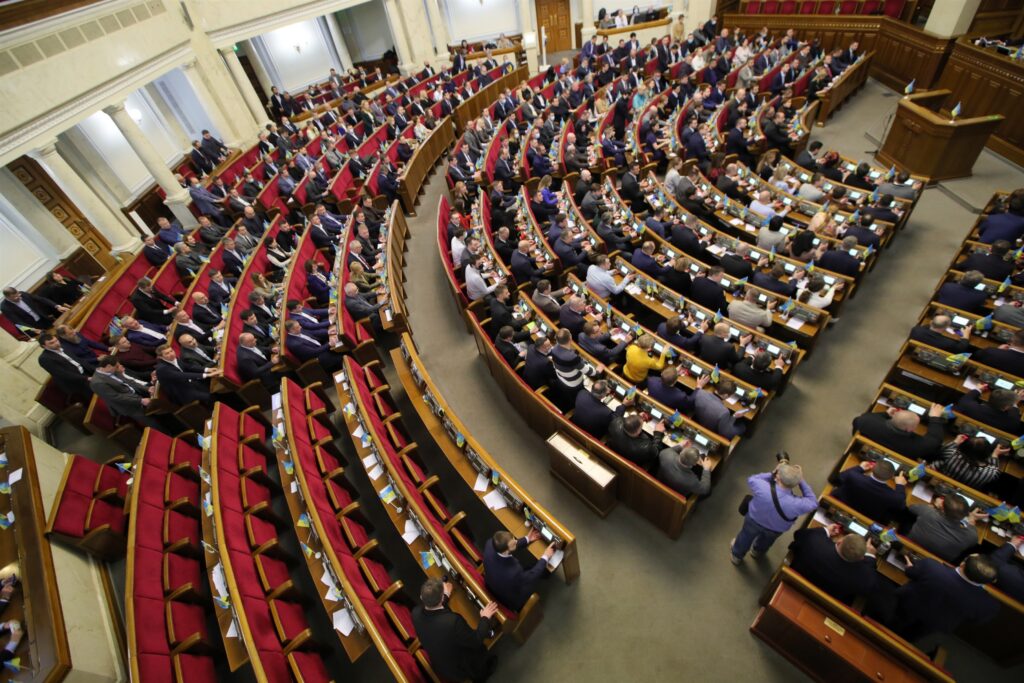 Zelenski firma la ley que permite nacionalizar todas las propiedades rusas en Ucrania