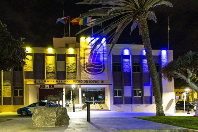 El Ayuntamiento de Puerto del Rosario se ilumina de amarillo y azul en apoyo a Ucrania