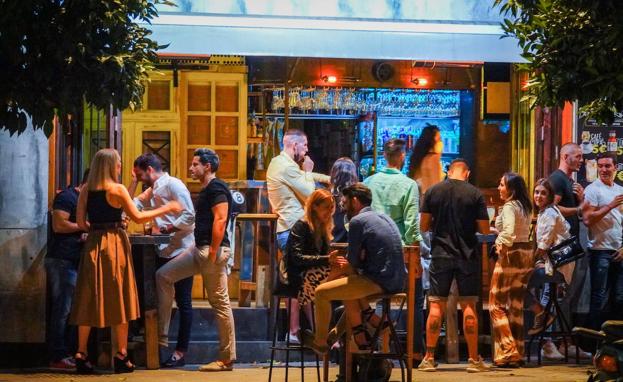 Canarias recupera la normalidad con el fin de los aforos y los horarios