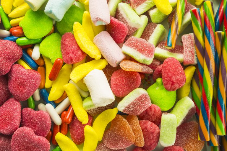 Consumo prohíbe a famosos publicitar alimentos y bebidas dirigidas a menores