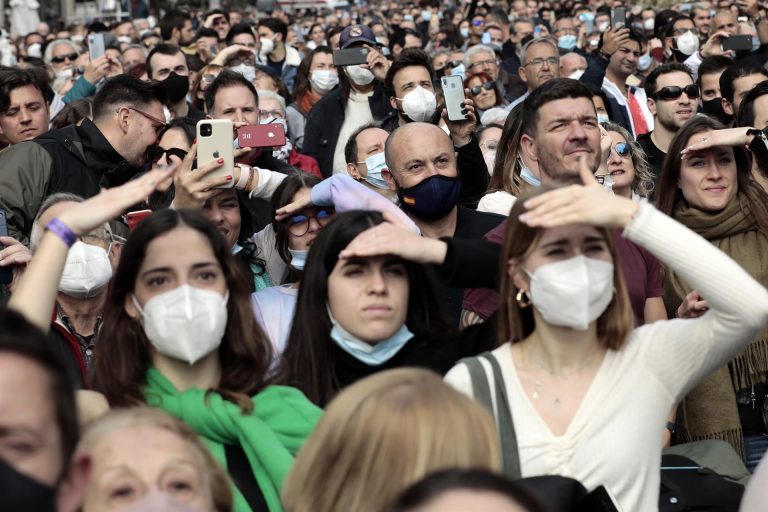 Sánchez señala que «muy pronto» las mascarillas en el interior dejarán de ser obligatorias