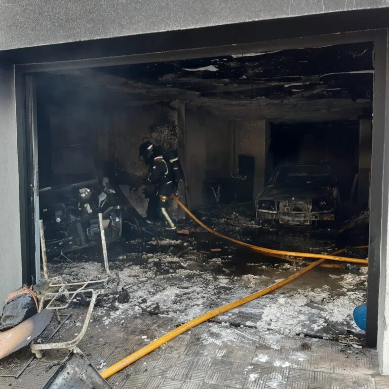 Intoxicado por el humo del incendio de un garaje que calcinó 4 vehículos