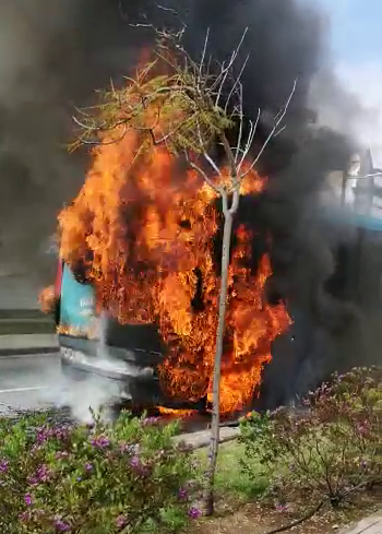Una guagua de Global se incendia en Arucas sin causar daños personales