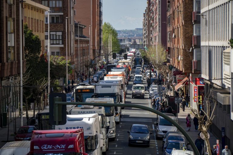 Gobierno y transportistas acuerdan una rebaja de 20 céntimos por litro en combustible