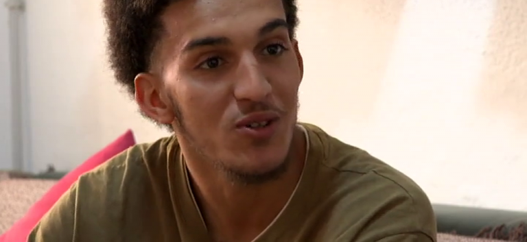 A la espera de su condición de residente para poder competir en fútbol