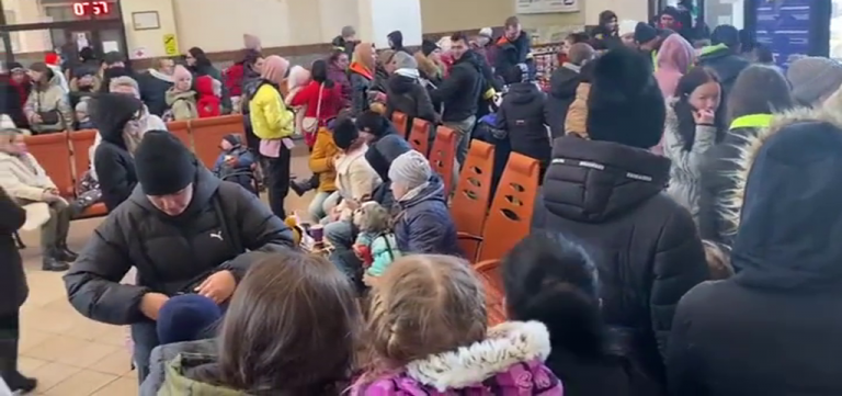 Miles de ucranianos se agolpan en las estaciones de tren